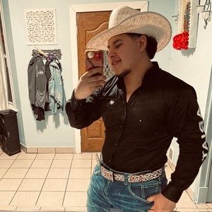 Meet your Posher, Víctor